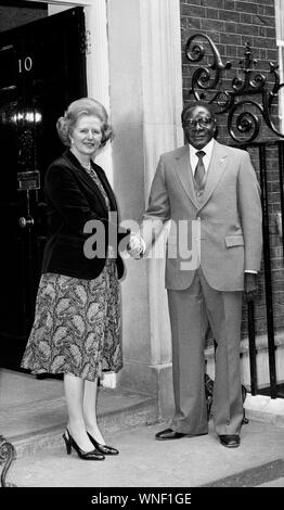 File foto datata 9/5/1980 di Robert Mugabe, primo ministro e presidente dello Zimbabwe che è morto di età compresa tra i 95, incontro il Primo Ministro Margaret Thatcher a Downing Street. (PA/IPA/fotogramma, Londra - 2019-09-06) ps la foto è utilizzabile nel rispetto del contesto in cui è stato preso e senza intento diffamatorio del decoro delle persone rappresentate (PA/IPA/fotogramma, archivio fotografico - 2019-09-06) p.s. la foto e' utilizzabile nel rispetto del contesto in cui e' stata scattata, e senza intento diffamatorio del decoro delle persone rappresentate Foto Stock