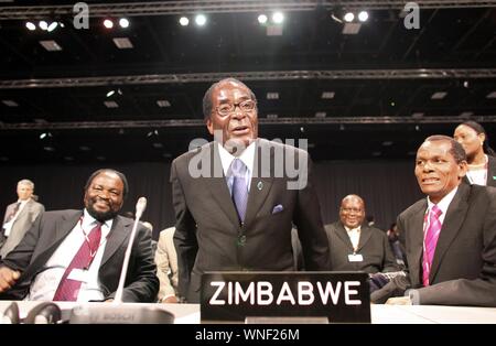 Il Presidente dello Zimbabwe Robert Mugabe (C) assiste il cerimoniale di apertura del ministro la conferenza ONU Conferenza mondiale sul clima di Copenhagen, Danimarca, 15 dicembre 2009. La conferenza è entrato nella sua fase cruciale. Foto: KAY NIETFELD | in tutto il mondo di utilizzo (Kay Nietfeld/IPA/fotogramma, Copenaghen - 2017-11-22) ps la foto può essere utilizzato nel rispetto del contesto in cui è stato preso e senza intento diffamatorio del decoro delle persone rappresentate (Kay Nietfeld/IPA/fotogramma, archivio fotografico - 2019-09-06) p.s. la foto e' utilizzabile nel rispetto del contesto in cui e' stata sca Foto Stock