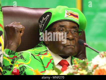 (171007) - Harare, Ottobre 7, 2017 () - Presidente zimbabwano Robert Mugabe assiste il partito al potere, Zanu-PF Youth League Assemblea Nazionale riunione a Harare, Zimbabwe, il 7 ottobre, 2017. Presidente zimbabwano Robert Mugabe detto sabato sottoperformato ministri si perdano per strada quando egli ridefinisce il suo gabinetto la prossima settimana, emittente statale la Zimbabwe Broadcasting Corporation ha riportato. () ZIMBABWE HARARE-PRESIDENTE-armadio-rimpasto Xinhua PUBLICATIONxNOTxINxCHN (Xinhua/IPA/fotogramma, - 2017-10-09) ps la foto è utilizzabile nel rispetto del contesto in cui è stato preso e senza diffamatorio in Foto Stock