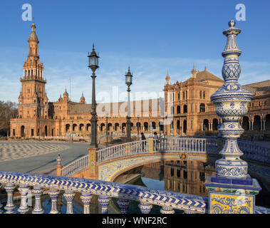 Siviglia, provincia di Siviglia, in Andalusia Spagna meridionale. La Plaza de España. Il plaza è stato costruito per l'Esposizione Iberoamericana del 1929. Foto Stock