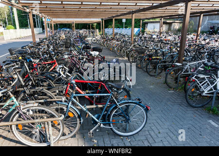 Gratis deposito per biciclette presso la stazione ferroviaria di Dinslaken Foto Stock