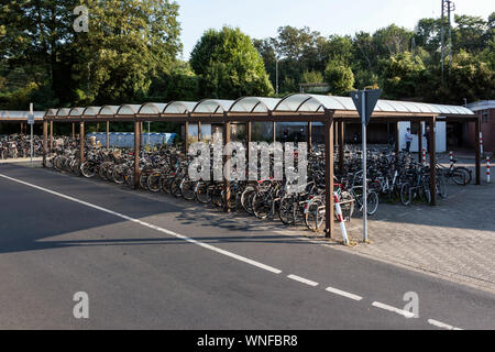 Gratis deposito per biciclette presso la stazione ferroviaria di Dinslaken Foto Stock