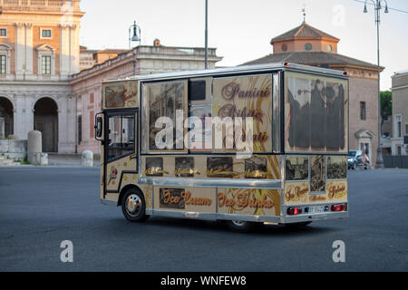 Roma, Italia - 18 agosto 2019: Van per cibo e bevande vendite sul movimento. Van addobbato con immagini turistiche della città. Foto Stock