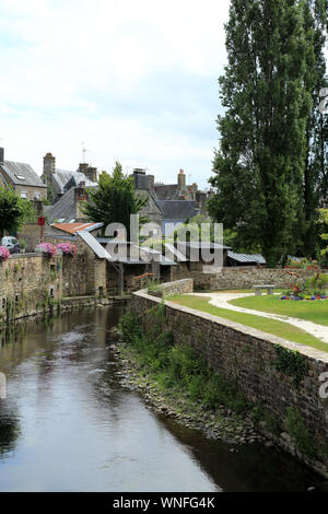 Lavare le case sul fiume Sienne da vicino a Rue des Quais, Villedieu les Poelles, Manche, Normandia, Francia Foto Stock