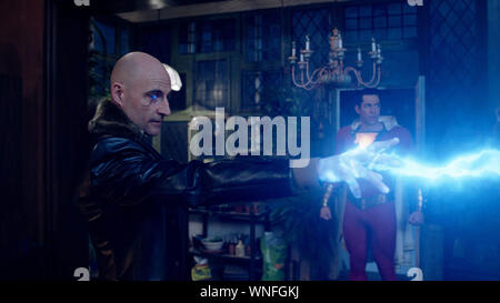 ZACHARY LEVI e MARK STRONG in SHAZAM! (2019), diretto da David F. SANDBERG. Credito: Warner Bros DC / Intrattenimento / DC Comics / Nuova Linea Cinem / Album Foto Stock
