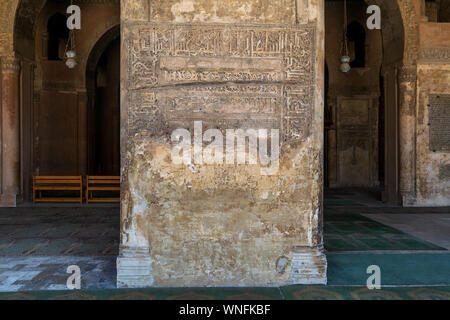 Ornati in pietra incisa parete rovinato con motivi floreali a Ahmed Ibn Tulun moschea, Il Cairo, Egitto Foto Stock