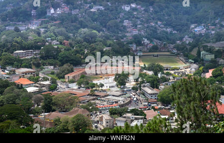 La città di Kandy antenna vista panoramica da Bahirawakanda Sri Maha Bodhi. Il tempio è molto collinare posto, Kandy, Sri Lanka. Foto Stock