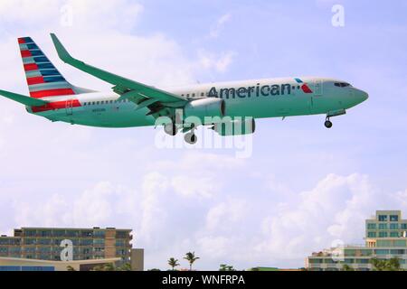 19 agosto 2019: Low-flying American Airlines Boeing 737-823 N895NN venire in terra a SXM Princess Juliana International Airport, St Maarten. Foto Stock