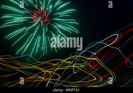 Notte fuochi d'artificio diversi colori sfavillanti sparkle fuochi d'artificio su un effetto laser oltre i raggi di luce Foto Stock