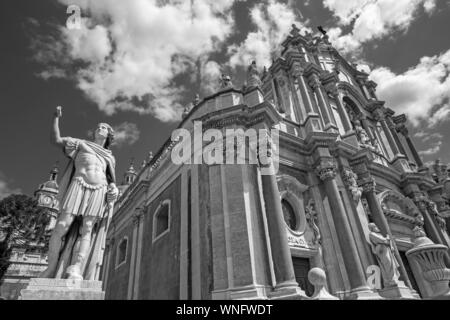 CATANIA, Italia - Aprile 8, 2018: la statua di San Attalus davanti alla Basilica di Sant'Agata. Foto Stock