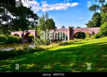 Bredwardine Bridge da Brobury House Gardens. Foto Stock