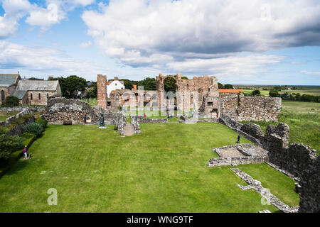 Rovine di Lindisfarne Priory sull Isola Santa Northumberland Foto Stock