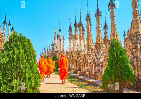 KAKKU, MYANMAR - 20 febbraio 2018: il vicolo con pochi pellegrini e monaci bhikkhu storica in sito buddista di antiche pagode Kakku, su Februar Foto Stock