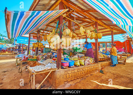 KAKKU, MYANMAR - 20 febbraio 2018: Il grande padiglione Kakku nel mercato con diversi agricoltori delle merci, come ad esempio semi, spezie locali, cesti lavorati a mano e Foto Stock