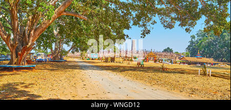 KAKKU, MYANMAR - Febbraio 20, 2018: Panorama del parco ombreggiato a Kakku pagode sito con vecchi alberi sparsi, panchine e vicoli, il 20 febbraio in Kakk Foto Stock