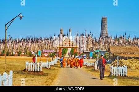 KAKKU, MYANMAR - 20 febbraio 2018: Il gruppo di monaci Bhikkhu in rosso accappatoi presso il cancello principale di Kakku pagode archeologico e luogo di pellegrinaggio, SU F Foto Stock