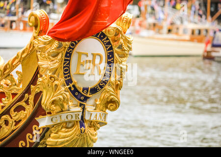 St Katharine Docks, Londra, 06 settembre 2019. Il Vincenzo, Queen's Rowbarge, elegantemente galleggia nell'acqua. Classic barche e chiatte, decorate piccoli pescherecci e imbarcazioni sono ormeggiate in St Katharine Docks per l annuale Classic Boat Festival. Il free festival dispone anche di cibi e bevande di bancarelle, stadi, bande e paletta libera di salire a bordo e di altre attività ed è per tre giorni e fino a domenica 8 settembre. Credito: Imageplotter/Alamy Live News Credito: Imageplotter/Alamy Live News Foto Stock