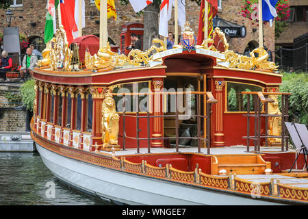 St Katharine Docks, Londra, 06 settembre 2019. Il Vincenzo, Queen's Rowbarge, elegantemente galleggia nell'acqua. Classic barche e chiatte, decorate piccoli pescherecci e imbarcazioni sono ormeggiate in St Katharine Docks per l annuale Classic Boat Festival. Il free festival dispone anche di cibi e bevande di bancarelle, stadi, bande e paletta libera di salire a bordo e di altre attività ed è per tre giorni e fino a domenica 8 settembre. Credito: Imageplotter/Alamy Live News Credito: Imageplotter/Alamy Live News Foto Stock