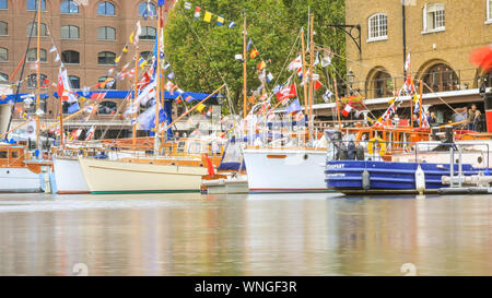 St Katharine Docks, Londra, 06 Sep 2019.Classic barche e chiatte, tra cui la Royal Barge Vincenzo, decorate piccoli pescherecci e imbarcazioni sono ormeggiate in St Katharine Docks per l annuale Classic Boat Festival. Il free festival dispone anche di cibi e bevande di bancarelle, stadi, bande e paletta libera di salire a bordo e di altre attività ed è per tre giorni e fino a domenica 8 settembre. Credito: Imageplotter/Alamy Live News Credito: Imageplotter/Alamy Live News Foto Stock