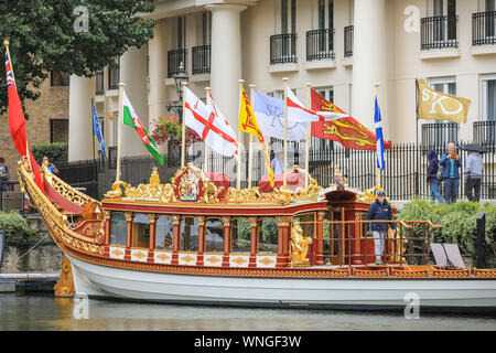 St Katharine Docks, Londra, 06 settembre 2019. Il Vincenzo, Queen's Rowbarge, elegantemente galleggia nell'acqua. Classic barche e chiatte, decorate piccoli pescherecci e imbarcazioni sono ormeggiate in St Katharine Docks per l annuale Classic Boat Festival. Il free festival dispone anche di cibi e bevande di bancarelle, stadi, bande e paletta libera di salire a bordo e di altre attività ed è per tre giorni e fino a domenica 8 settembre. Credito: Imageplotter/Alamy Live News Credito: Imageplotter/Alamy Live News Foto Stock