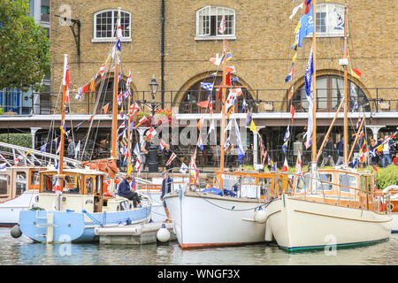 St Katharine Docks, Londra, 06 Sep 2019.Classic barche e chiatte, tra cui la Royal Barge Vincenzo, decorate piccoli pescherecci e imbarcazioni sono ormeggiate in St Katharine Docks per l annuale Classic Boat Festival. Il free festival dispone anche di cibi e bevande di bancarelle, stadi, bande e paletta libera di salire a bordo e di altre attività ed è per tre giorni e fino a domenica 8 settembre. Credito: Imageplotter/Alamy Live News Credito: Imageplotter/Alamy Live News Foto Stock