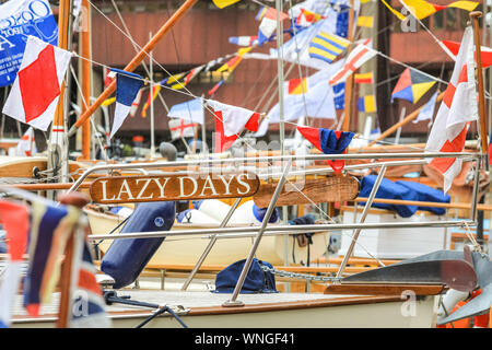 St Katharine Docks, Londra, 06 Sep 2019.Classic barche e chiatte, tra cui la Royal Barge Vincenzo, decorate piccoli pescherecci e imbarcazioni sono ormeggiate in St Katharine Docks per l annuale Classic Boat Festival. Il free festival dispone anche di cibi e bevande di bancarelle, stadi, bande e paletta libera di salire a bordo e di altre attività ed è per tre giorni e fino a domenica 8 settembre. Credito: Imageplotter/Alamy Live News Credito: Imageplotter/Alamy Live News Foto Stock