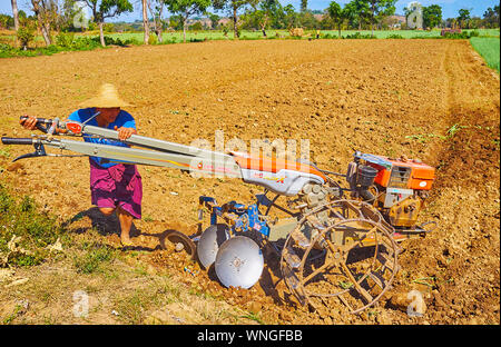 HUM PHO, MYANMAR - Febbraio 20, 2018: i lavori agricoli sul campo: il contadino locale utilizza un timone per arare il terreno prima della semina su Februar Foto Stock