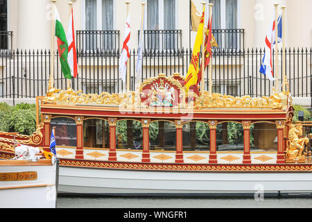 St Katharine Docks, Londra, 06 settembre 2019. Il Vincenzo, Queen's Rowbarge, elegantemente galleggia nell'acqua. Classic barche e chiatte, decorate piccoli pescherecci e imbarcazioni sono ormeggiate in St Katharine Docks per l annuale Classic Boat Festival. Il free festival dispone anche di cibi e bevande di bancarelle, stadi, bande e paletta libera di salire a bordo e di altre attività ed è per tre giorni e fino a domenica 8 settembre. Credito: Imageplotter/Alamy Live News Credito: Imageplotter/Alamy Live News Foto Stock