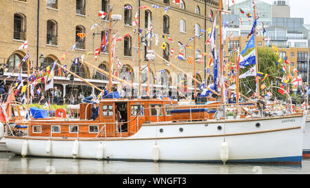 St Katharine Docks, Londra, 06 Sep 2019.Classic barche e chiatte, tra cui la Royal Barge Vincenzo, decorate piccoli pescherecci e imbarcazioni sono ormeggiate in St Katharine Docks per l annuale Classic Boat Festival. Il free festival dispone anche di cibi e bevande di bancarelle, stadi, bande e paletta libera di salire a bordo e di altre attività ed è per tre giorni e fino a domenica 8 settembre. Credito: Imageplotter/Alamy Live News Credito: Imageplotter/Alamy Live News Foto Stock