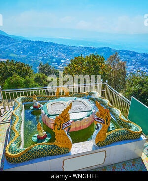 Il santuario di Buddha impronte in Shwe Telefono Pagoda Pwint, circondato da piccolo laghetto e colorato Naga serpenti, Taunggyi, Myanmar Foto Stock