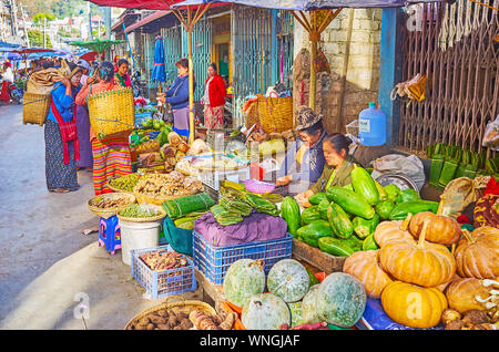 TAUNGGYI, MYANMAR - Febbraio 20, 2018: i contadini locali vendono i loro frutta e verdura fresche in piccole bancarelle del mercato agricolo, il 20 febbraio Foto Stock