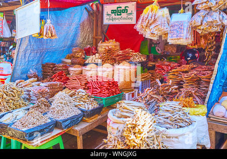 TAUNGGYI, MYANMAR - 20 febbraio 2018: il mercato di stallo con la vasta gamma di pesci secchi, piatti a base di frutti di mare e salsicce, in febbraio 20 a Taunggyi. Foto Stock