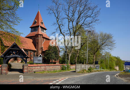 Tameside landmarks, Revival gotico in mattoni in stile St Anne's Chiesa Haughton, Denton grado che ho elencato la costruzione progettata da J. Medland Taylor Foto Stock