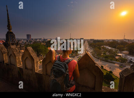 Vista della città capitale Vientane dal monumento Patuxay, Laos Foto Stock