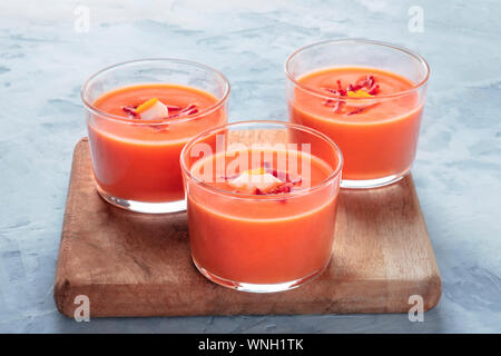 Salmorejo, Spagnolo refrigerate Pomodori e minestra di pane, servito in bicchieri, con copyspace Foto Stock