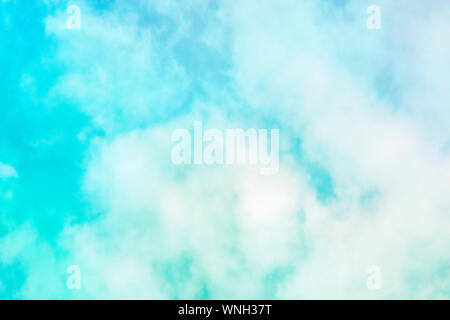 Sfondo astratto di un vibrante teal blue sky con soft puffy nuvole Foto Stock