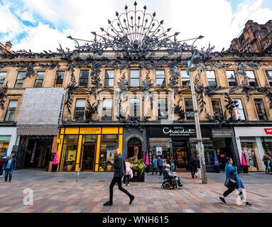 La gente camminare passato Princes Square shopping mall ingresso, Buchanan Street, Glasgow, Scotland, Regno Unito Foto Stock