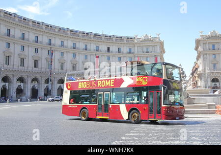 Le persone prendono Bigbus tourist hop on hop off in bus Roma Italia Foto Stock