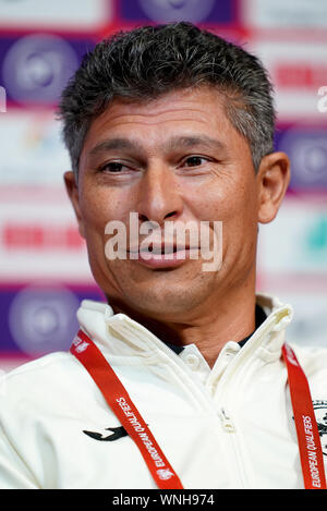 La Bulgaria manager Krasimir Balakov durante una conferenza stampa presso lo Stadio di Wembley a Londra. Foto Stock