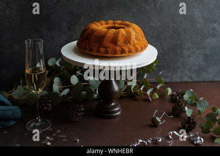 Festive bundt cake con date e salati caramello. Sticky toffee pudding style Foto Stock