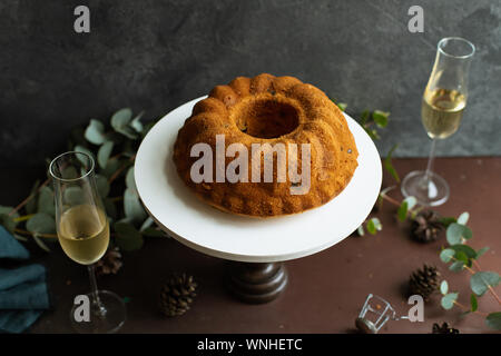 Festive bundt cake con date e salati caramello. Sticky toffee pudding style Foto Stock