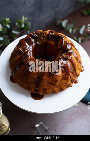 Festive bundt cake con date e salati caramello. Sticky toffee pudding style Foto Stock