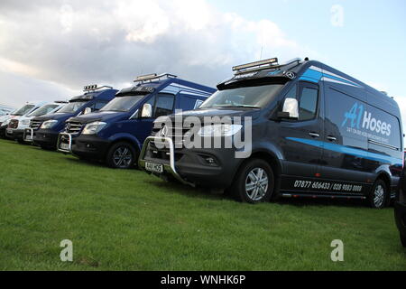 Una fila di Mercedies Sprinter furgoni di proprietà di un1 visto i tubi flessibili a Causeway Coast Truckfest 2019 Foto Stock