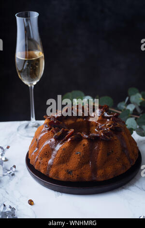 Festive bundt cake con date e salati caramello. Sticky toffee pudding style Foto Stock