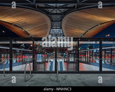 Entrata della stazione ferroviaria Vista dal Plaza. A nord ovest di stazioni della metropolitana, Sydney, Australia. Architetto: HASSELL, 2019. Foto Stock