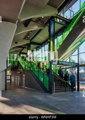 Interno della stazione dotata di scale e scale mobili tra i livelli. A nord ovest di stazioni della metropolitana, Sydney, Australia. Architetto: HASSELL, 2019. Foto Stock