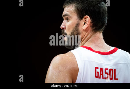 (190906) -- WUHAN, Sett. 6, 2019 (Xinhua) -- Marc Gasol della Spagna si affaccia su durante il gruppo J match tra Spagna e Italia a 2019 FIBA World Cup a Wuhan, capitale della Cina centrale della provincia di Hubei, Sett. 6, 2019. (Xinhua/Xiao Yijiu) Foto Stock