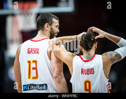 (190906) -- WUHAN, Sett. 6, 2019 (Xinhua) -- Marc Gasol (L) e Ricky Rubio di Spagna reagire dopo che il gruppo J match tra Spagna e Italia a 2019 FIBA World Cup a Wuhan, capitale della Cina centrale della provincia di Hubei, Sett. 6, 2019. (Xinhua/Xiao Yijiu) Foto Stock