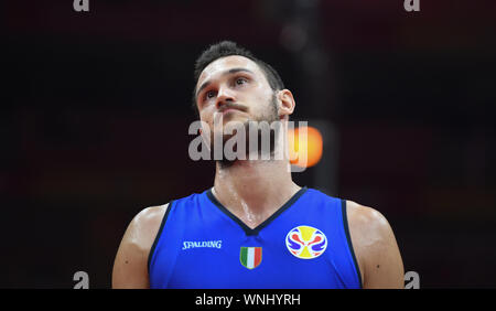 (190906) -- WUHAN, Sett. 6, 2019 (Xinhua) -- Danilo Gallinari dell Italia reagisce dopo il gruppo J match tra Spagna e Italia a 2019 FIBA World Cup a Wuhan, capitale della Cina centrale della provincia di Hubei, Sett. 6, 2019. (Xinhua/Cheng min) Foto Stock