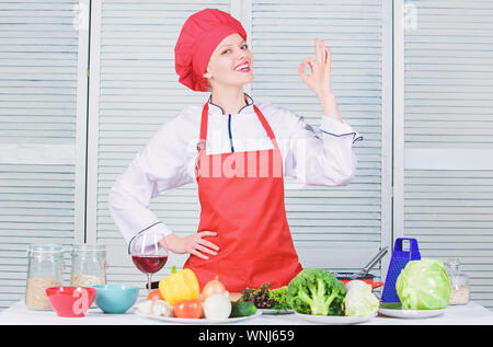 Immagini Stock - Cucinare Al Ristorante, Uniforme. Ragazza In Grembiule E  Cappello. Chef Professionista Che Cucina In Cucina. La Donna Arrabbiata Ama  Cucinare Il Cibo Con La Grattugia. Utensili Da Cucina. Cucina